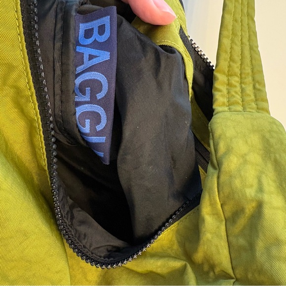 Baggu medium shoulder bag in avocado - Picture 6 of 6